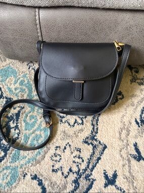 NWOT Classic Black Crossbody Saddle Bag - Unbranded